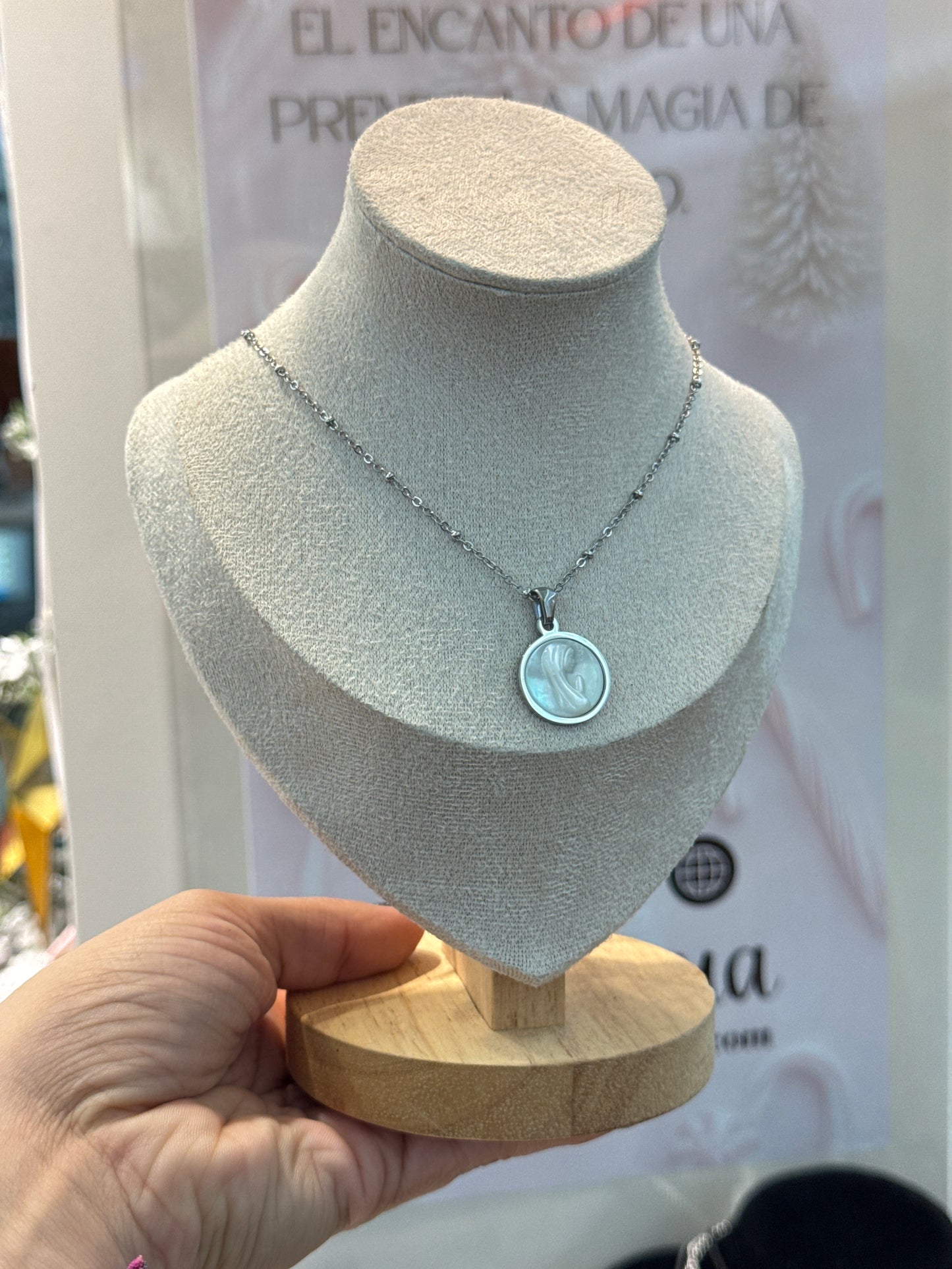 Virgen perlada necklace