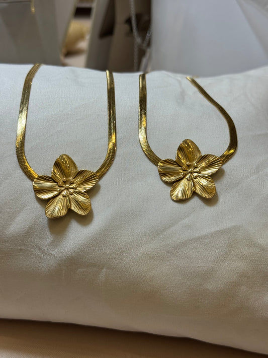 Snake flower necklace