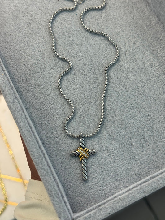 Yulin cross necklace