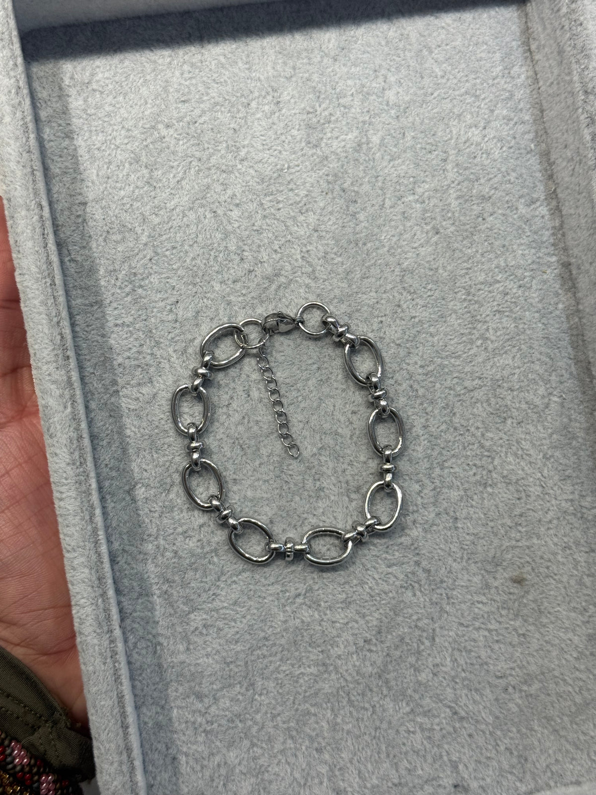 Silver bow bracelet