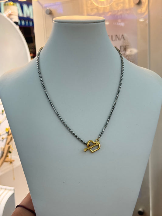 Corazón flechado necklace