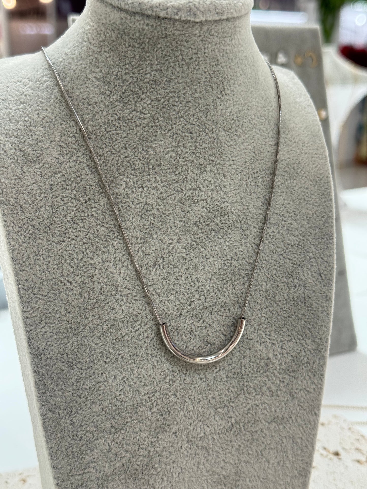 U necklace