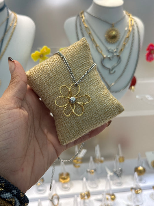 La flor necklace